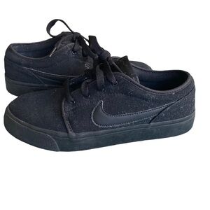 Nike W sz 8 youth 6 Toki Low Canvas black sneakers